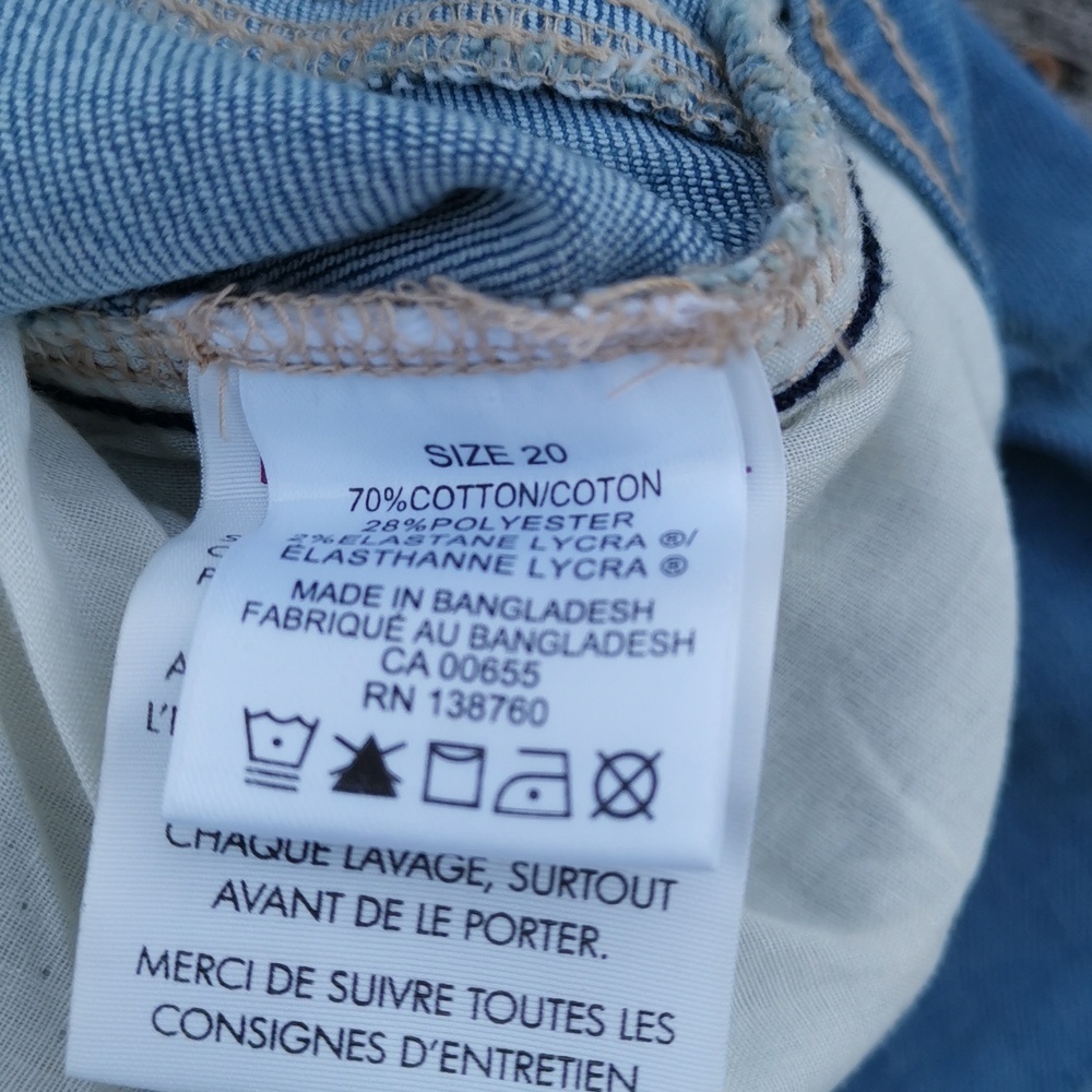 DC slightly curvy light denim with distressing. 5 pockets jean shorts.Size 20 - Picture 6 of 7